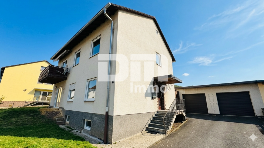 Gepflegtes Ein / Zweifamilienhaus mit Doppelgarage in begehrter Ortsrandlage von Zierenberg - Front / Seitenansicht / Doppelgarage